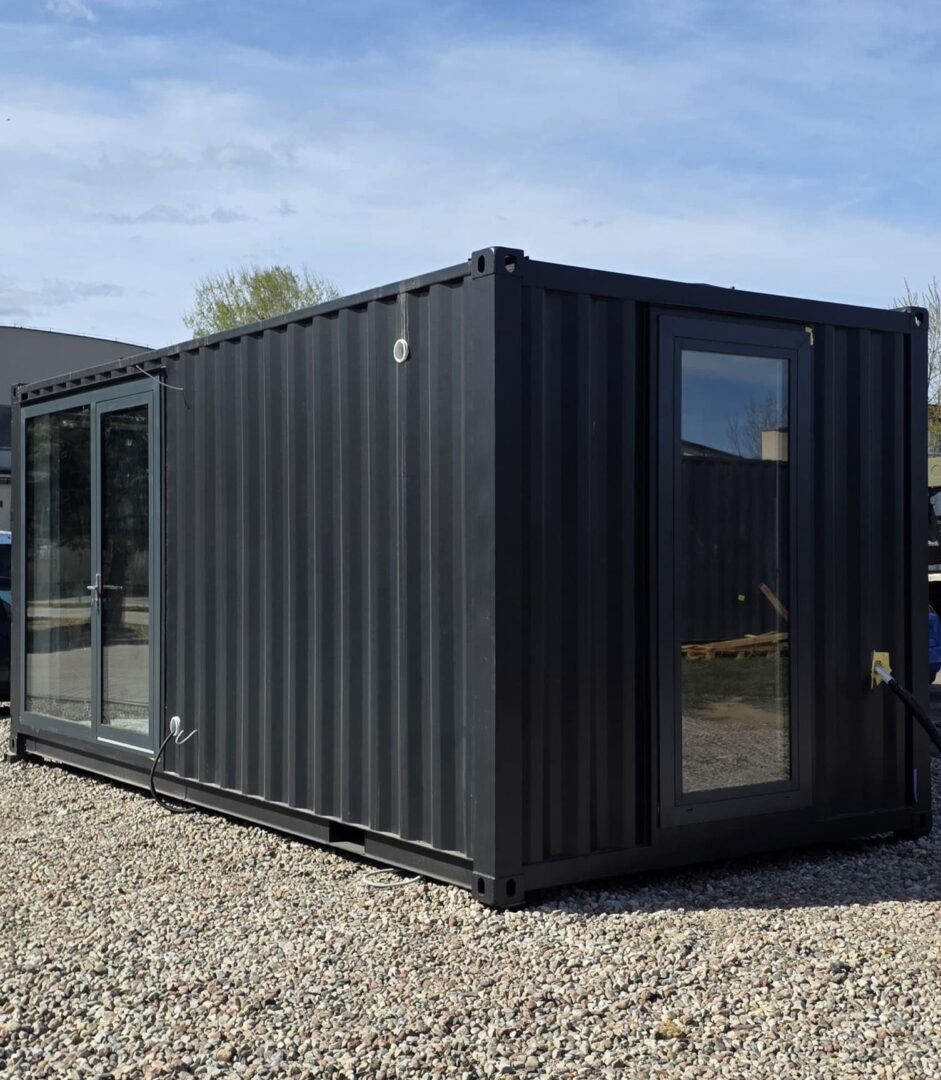 L15 XL Showroom container home – side view with patio door and window