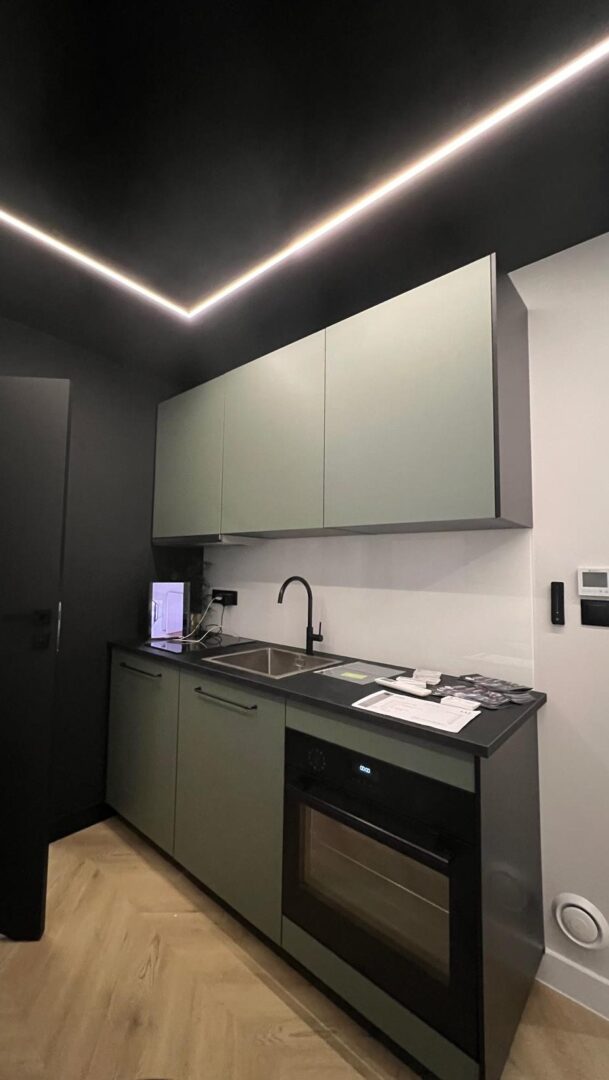 180 cm kitchen in the L15 XL Showroom with oven, sink and cabinets