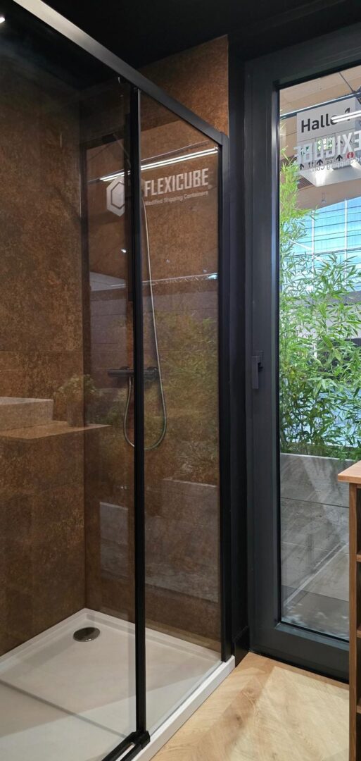 l15-xl-showroom-prysznic Shower with 120 x 80 cm glass screen in the L15 XL Showroom