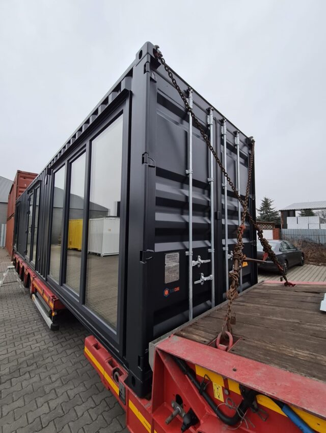 Big comfort in a small footprint. The L30.5 container home - your modern escape, wherever you place it 🏡💫🌲#container #containerhome #containerhouse  #shippingcontainer #shippingcontainerhome #shippingcontainerhouse #airbnb #glamping #guesthouse #rental #containerdesign #cabin #cabinlife #tinyhome #tinyhouse #containerarchitecture #mancave #smallhouse #homeinspiration #homeinspo #homesweethome #housedesign #haus #apartment #flexicube #flexicubepl #berlin #build #beautifulhomes #affordablehomes