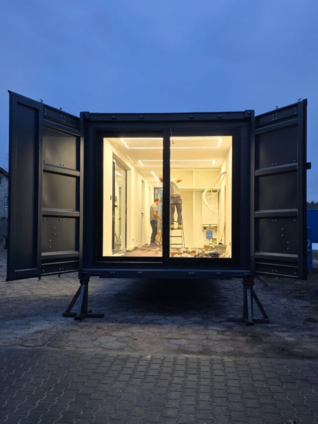 A 40ft container widened to 3 meters — the perfect balance between comfort and mobility! 🚚✨ Spacious enough for a cozy home, yet easy to transport anywhere you go. 🏡💨 L30XL#container #newhome #newhouse #containerhome #containerhouse #shippingcontainerhome #shippingcontainerhouse #container #shippingcontainer #beautifulhomes #beautifulhouse #homeinspiration #homeinterior #smallliving #modernhouse #modernhomes #cozyhouses #cozyhome #campinglife #housedesign #vacationhome #flexicubepl #office #cabin #containeroffice #officegoals #summerhouse #housing #room #haus