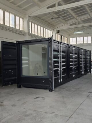 🚨One L30 OSD unit in stock🚨, ready to be yours now 🏡 Equipped with a bathroom, with the option to add a kitchen and AC.The L30 OSD can be delivered worldwide. Featuring 5 original container doors, your home remains secure and protected even in the toughest climate conditions 🌪️🌨️#containerhome #container #modernhome #tinyhome #containerhouse