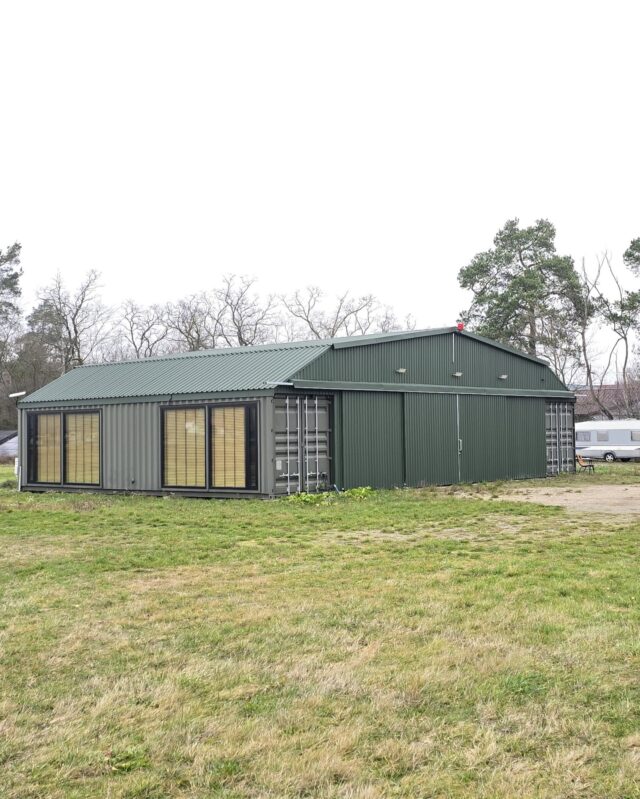 A real Man Cave brought to life 📺🎞️🎥✈️ Two containers connected with a sleek covered space in between created a truly unique retreat — and all of it overlooking the airport ✈️A perfect blend of raw industrial character and modern comfort, whether for chilling, working, or hosting friends. Simple idea, powerful effect 💫Who wouldn’t want a spot like this? 2 x L30#mancave #containerhome #containerlife #containeroffice #dreamhome