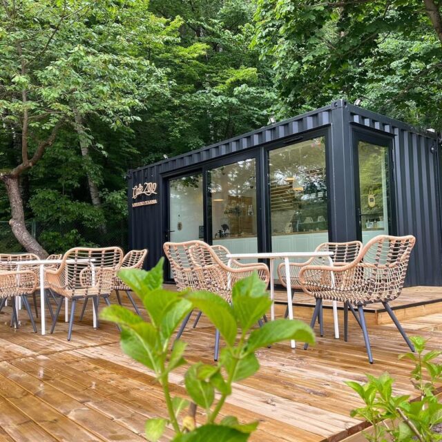 Imagine sipping your favorite latte ☕️ while surrounded by the unique charm of the container 🌿 L15XL gastro (3m wide)#container #gastro #gastrocontainer #containercafe #café #cafeteria #cafeshop #foodcontainer #tinyhome #tinyhouse #cabin #cabinlife #summerhouse #mancave #office #containeroffice #tinyspaces #homeideas #homesolutions #flexicube #flexicubepl #small #smallbusiness #shippingcontainer #containerbar #containerachitecture #containerlife #shippingcontainerhome #shippingcontainerhouse