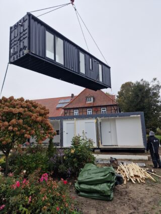 🇩🇪 We’re currently on-site in Germany, assembling another container home! 🏡 This project consists of 3 x 40ft containers plus a custom 7-metre section made by cutting and joining containers. With our experienced team on-site, we make sure everything comes together quickly, smoothly, and efficiently💪🔧
#Flexicube #containerhome #modularhome #containerhouse #container