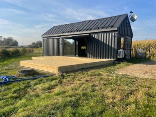 We love getting photos from our happy Clients 📸✨
You often ask: Can a container home have a pitched roof?
Yes, absolutely! Take a look for yourself. 🏠
Flexicube L60 – made of 2 × 40ft containers @mus_architekturawnetrz #container #containerhome #containerhouse #tinyhome #tinyhouse