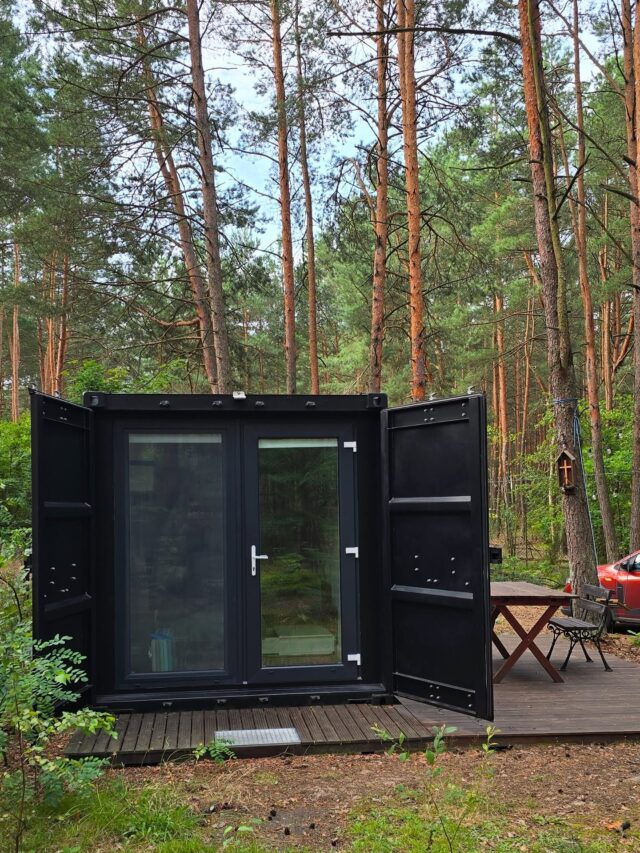 A cozy hideaway in the middle of the forest? Yes, please! 🌲🏡 A container home is the perfect choice for anyone dreaming of a modern and stylish escape into nature. Minimal footprint, maximum comfort. 🌿 L15#containerhome #forestgetaway #cabinvibes #containerhouse #tinyhome #tinyhouse #guesthouse #mancave #shippingcontainerhouse #shippingcontainerhome #dreamhome #dreamhouse #flexicubepl #modernhouse #modernhome #flexicube #containerdesign #housedesign #containerlife #airbnb #homeideas #minimalliving #summerhouse #homeinspo #container #containerarchitecture #cabin