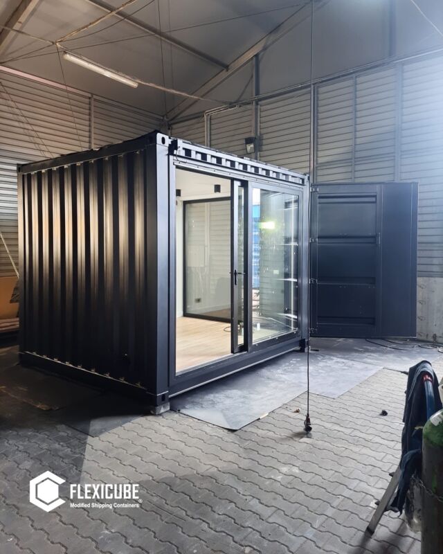 Looking for a flexible and efficient workspace? Our office box (3.5m x 3m) is the ideal solution for anyone in need of a compact, mobile, and fully functional office 💻#office #containeroffice #workingspace #workplace #workplacedesign #smalloffice #smallspaces #workmode #officedesign #officedecor #officespace #officelife #officeinspiration #shippingcontainer #büro #flexicube #guesthouse #mancave #airbnbhomes #smallliving #modernoffice #modernhomes #cargo #gardenhouse #gardenoffice #tinyhome #tinyhouse