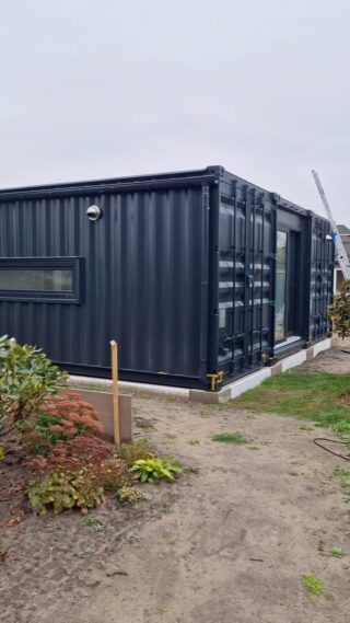 Inside look at our newly assembled container home! 🏠✨ Fully set up in just 3 days.
When people hear “container home,” they often picture a cold, cramped metal box. But projects like this completely redefine modern, modular living. As you can see from the video, once the modules are locked in place, the interior transforms rapidly into a bright, open, and functional space ready for final finishes.
Flexicube L90 + 7m section 🏡
#container #containerhome #modularhome #shippingcontainerhome #containerhouse