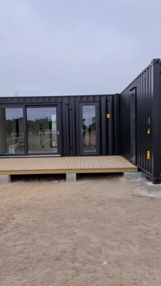 Unique shape. Endless possibilities. 🏡✨
H90 - a 90 m² container home designed in a distinctive H-shape, combining modern architecture, comfort and plenty of living space.A home that stands out — inside and out💡#Flexicube #containerhome #modularhome #containerhouse