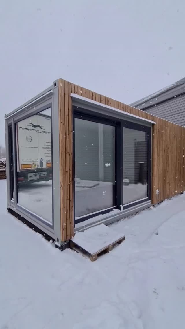 20ft hc container widened to 3m 🪚🛠️with a beautiful wooden cladding. Such a simple way to add some warmth to the exterior 🟫 L15XL 🏡#container #containerhome #containerhouse #tinyhomes #office