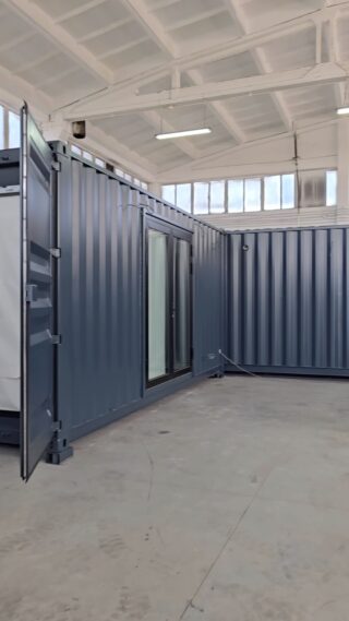 L-shaped house #container #containerhome #containerhouse #shippingcontainer #tinyhome