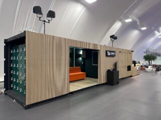 We created a custom Café Box for West Wood Club ☕️🎾
Designed to bring a stylish coffee spot right onto the covered courts. Acoustic wood-look panels, a functional interior and a design that fits perfectly into the space.
This project came to life together with our Irish partner @selfcontainedbyflexicube 🇮🇪🤝 Based in Ireland? Get in touch with SelfContained by Flexicube to discuss your next project 🌱#café #container #shippingcontainer #containerhome #containeroffice